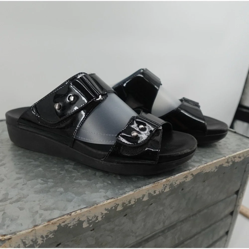 Munro American Black Patent Leather Slide Sandals Studded Straps Womens 8 M 6051